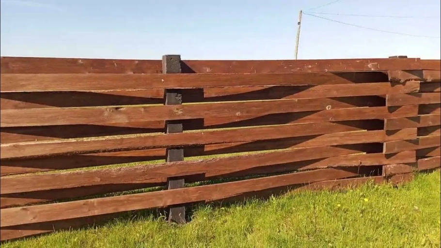 Традиционный забор своими руками: дерево на страже участка