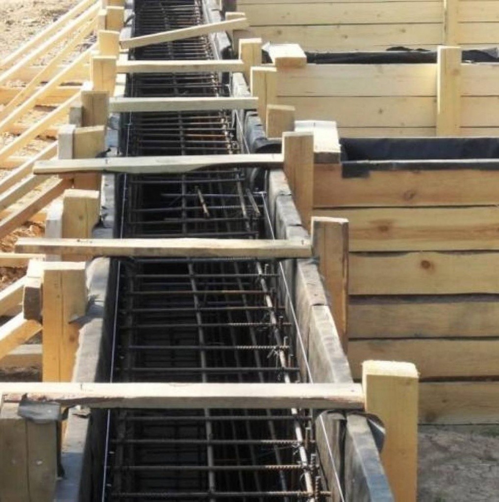 делаем опалубку под фундамент делаем опалубку под фундамент